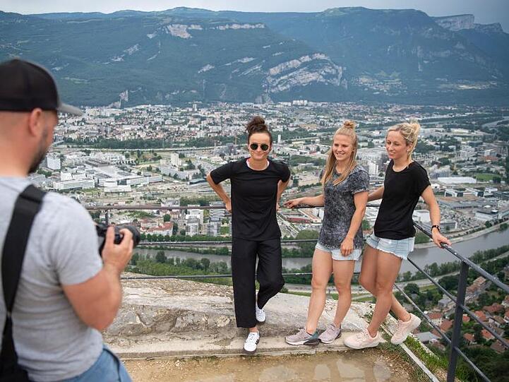 Ein DFB-Mitarbeiter fotografiert Lina Magull (l), Leonie Maier und Kathrin Hendrich beim Stadtbummel.