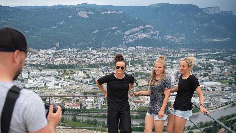 Ein DFB-Mitarbeiter fotografiert Lina Magull (l), Leonie Maier und Kathrin Hendrich beim Stadtbummel. Ein DFB-Mitarbeiter fotografiert Lina Magull (l), Leonie Maier und Kathrin Hendrich beim Stadtbummel.