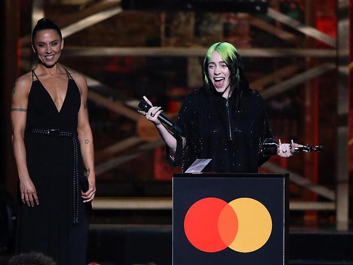 Billie Eilish nimmt die Auszeichnung als "International Female Solo Artist" ("Internationale Solo Künstlerin") entgegen.