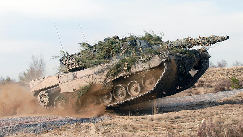 Kampfpanzer vom Typ Leopard 2 in voller Fahrt.