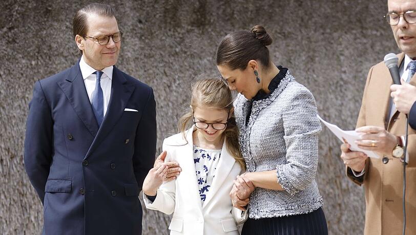 Prinzessin Estelle mit ihren Eltern Victoria und Daniel von Schweden.