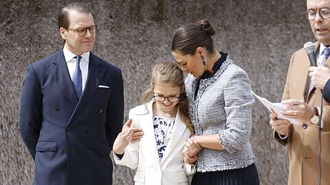 Prinzessin Estelle mit ihren Eltern Victoria und Daniel von Schweden.