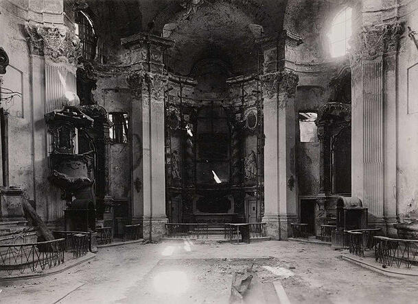 Blick in den ausgebrannten Innenraum der Klosterkirche: Die Gewölbe sind zum Teil noch heil, auch von der Innenausstattung sind bedeutende Teile noch erhalten, was auch zum Entschluss eines rekonstruierenden Wiederaufbaus geführt hat. Blick in den ausgebrannten Innenraum der Klosterkirche: Die Gewölbe sind zum Teil noch heil, auch von der Innenausstattung sind bedeutende Teile noch erhalten, was auch zum Entschluss eines rekonstruierenden Wiederaufbaus geführt hat.