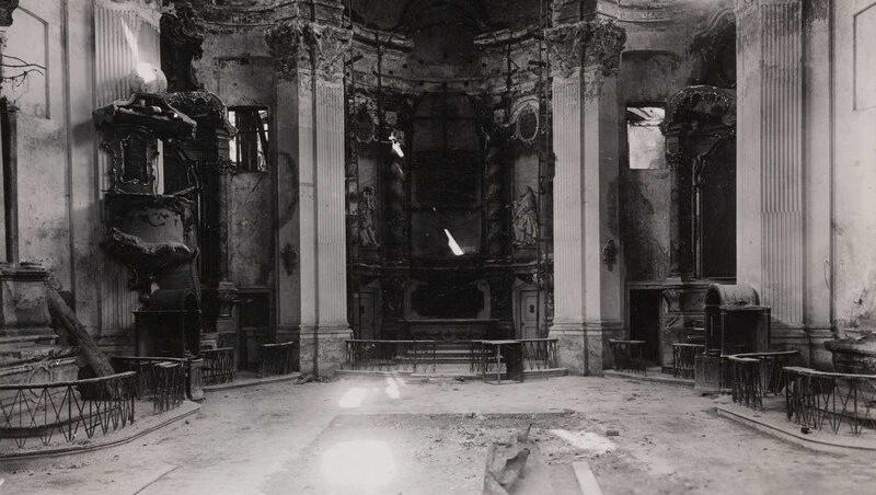 Blick in den ausgebrannten Innenraum der Klosterkirche: Die Gewölbe sind zum Teil noch heil, auch von der Innenausstattung sind bedeutende Teile noch erhalten, was auch zum Entschluss eines rekonstruierenden Wiederaufbaus geführt hat. Blick in den ausgebrannten Innenraum der Klosterkirche: Die Gewölbe sind zum Teil noch heil, auch von der Innenausstattung sind bedeutende Teile noch erhalten, was auch zum Entschluss eines rekonstruierenden Wiederaufbaus geführt hat.