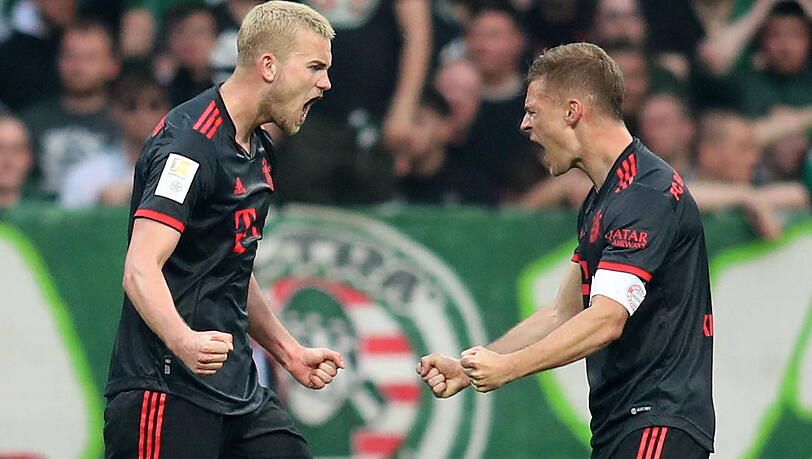 So sieht Freude aus: Matthijs de Ligt und Joshua Kimmich jubelten nach Abpfiff mit gehalten Fäusten.