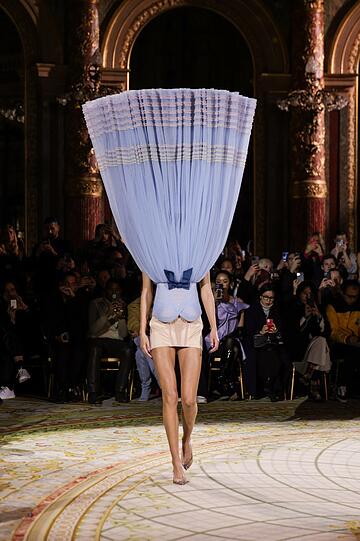 Alles steht Kopf: aus der Haute Couture-Kollektion "Late Stage Capitalism Waltz" von 2023.