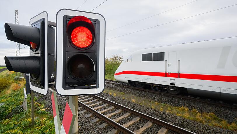 Die Bahn will wegen einer Tunnelsanierung die ICE-Strecke Mannheim-Stuttgart wochenlang sperren. (Symbolbild)