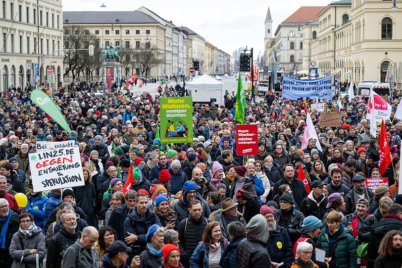 Tausende Menschen sind zur Mieten-Demonstration in M&uuml;nchen gekommen.