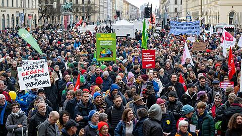Tausende Menschen sind zur Mieten-Demonstration in M&uuml;nchen gekommen.