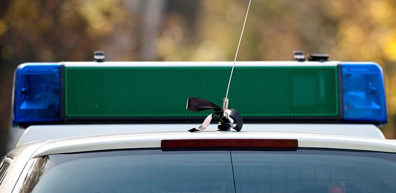 Bewegendes Zeichen der Trauer: Ein Polizist hat eine schwarze Schleife an die Antenne eines Polizeiwagens gebunden.