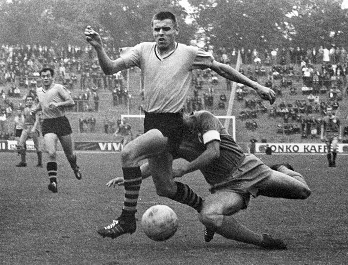 Konietzka trifft im Jahr 1963 mit Borussia Dortmund auf den Karlsruher SC.