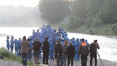 Der &bdquo;Ring des Nibelungen&ldquo; beginnt zwar auf dem Grund des Rheins, aber zur Not tut&rsquo;s auch die Isar: Am Sonntag fotografierte Spencer Tunick im Flaucher.