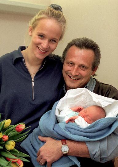 Stolz zeigten Konstantin Wecker und seine Ehefrau Annik 1997 ihren Sohn Valentin, der am 6.1.1997 in der Münchner Geisenhofer-Klinik zur Welt kam.