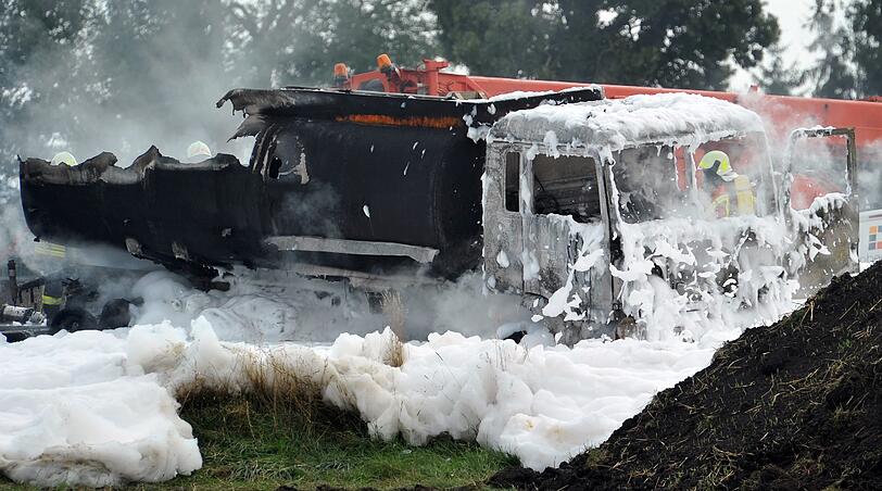 Rettungskräfte löschen auf der Bundesstraße B10 einen brennenden Lastwagen. Die Bilder.