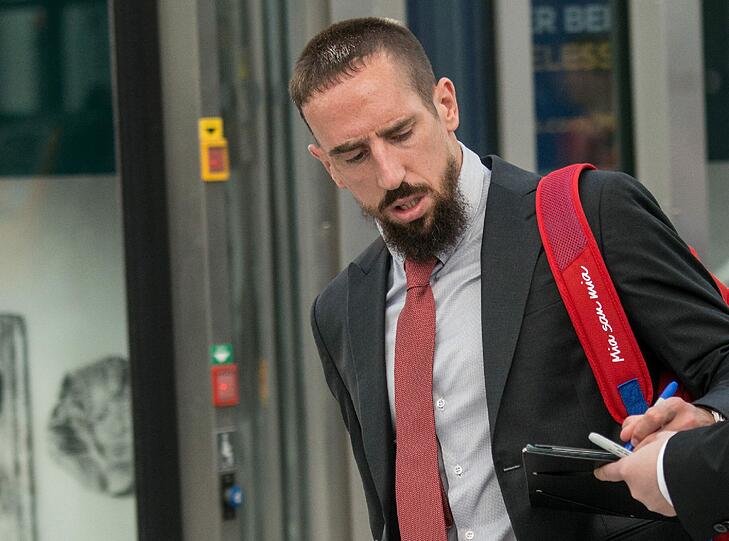 Gefragter Mann: Franck Ribéry muss noch schnell ein Autogramm geben, bevor es losgeht.