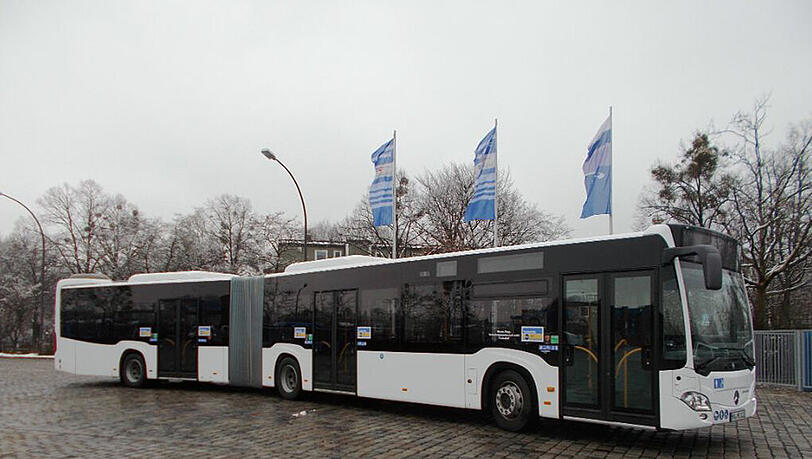 So sieht er aus, der Booster-Bus. Zunächst soll er auf der MetroBus-Linie 52 Richtung Tierpark getestet werden. So sieht er aus, der Booster-Bus. Zunächst soll er auf der MetroBus-Linie 52 Richtung Tierpark getestet werden.
