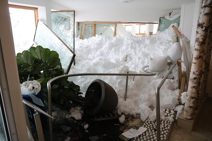 Durch die Wucht der 300 m breiten Lawine gelangten Schneemassen in den Wellnessbereich des Hotels.