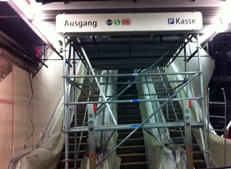 Die große Rolltreppe zu den Zügen steht bis 11. September still.
