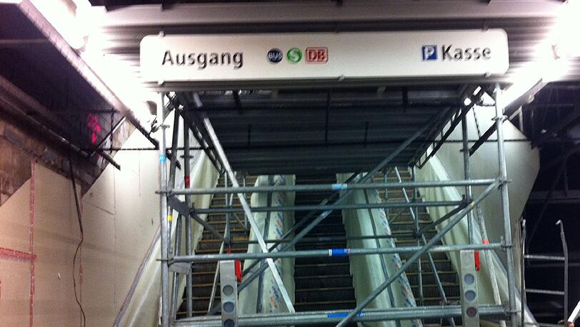 Die große Rolltreppe zu den Zügen steht bis 11. September still. Die große Rolltreppe zu den Zügen steht bis 11. September still.