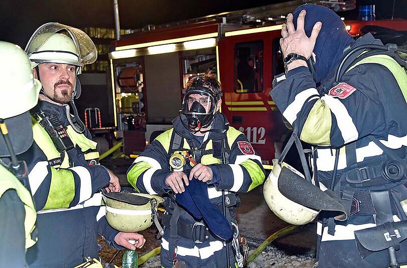 In einem Ankunftszentrum im Euroindustriepark hat ein defekter Heizlüfter einen Großbrand ausgelöst.