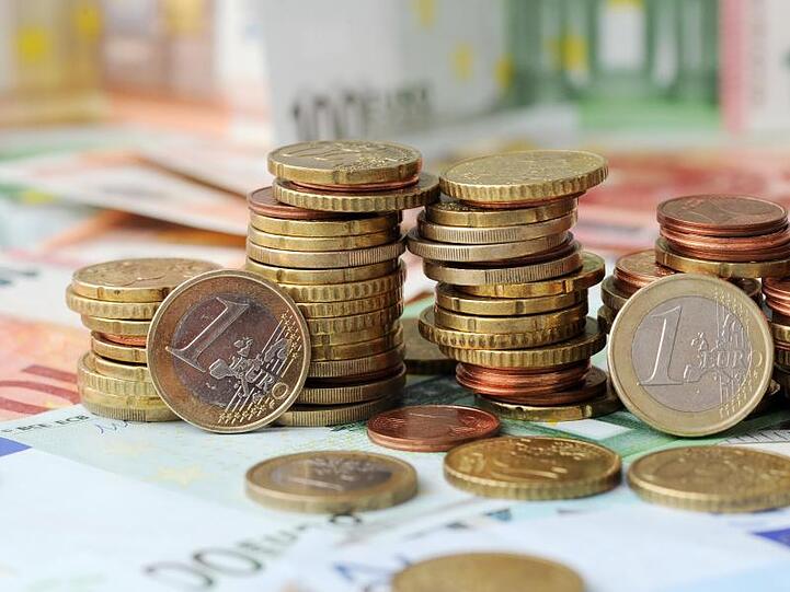 Euro-Münzen auf Euro-Banknoten. Foto: Tobias Hase/dpa/Symbolbild