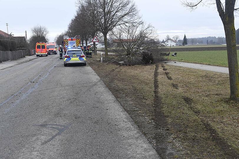 Während die Fiat-Fahrerin unverletzt blieb, mussten die beiden schwerverletzten Mercedes-Insassen aus dem Fahrzeug befreit und ins Krankenhaus beflogen werden.