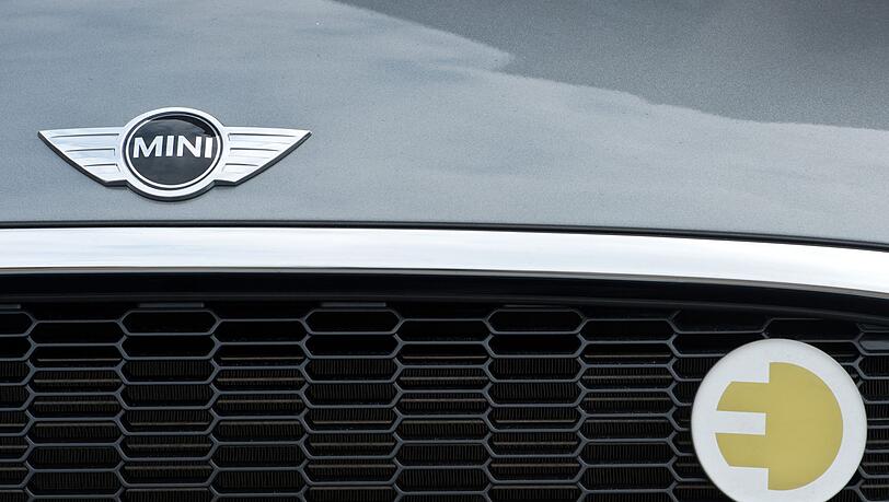Das Mini-Logo und das Logo der elektrischen Variante (Mini E).