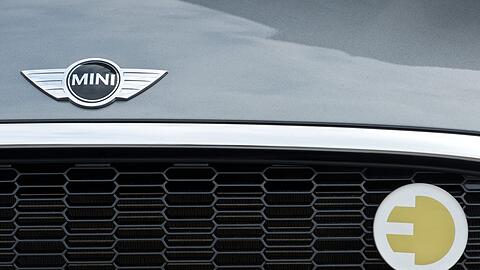 Das Mini-Logo und das Logo der elektrischen Variante (Mini E).