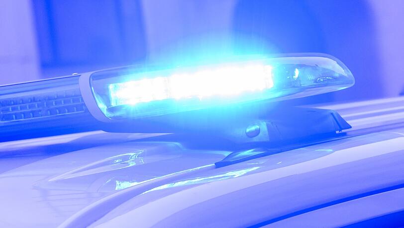 Die Polizei sperrte im Zuge des Einsatzes mehrere Stra&szlig;en in Aichach. (Symbolbild)