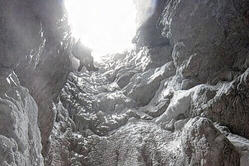 Rettungsaktion: In diesen Karst-Trichter war der Tourengeher 50 Meter in die Tiefe gestürzt.