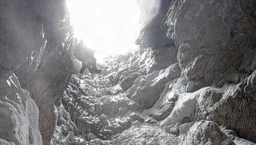 Rettungsaktion: In diesen Karst-Trichter war der Tourengeher 50 Meter in die Tiefe gestürzt. Rettungsaktion: In diesen Karst-Trichter war der Tourengeher 50 Meter in die Tiefe gestürzt.