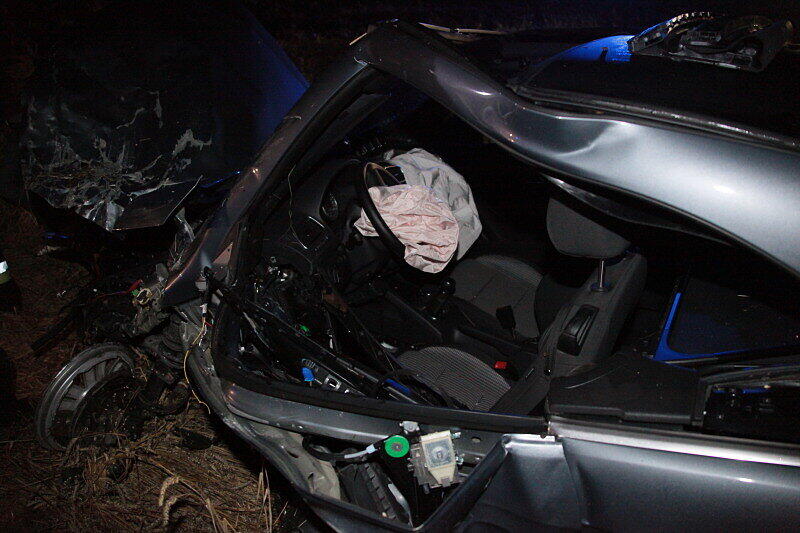Bei dem Frontalzusammenstoß auf der B12 bei Haag in der Nacht zum Dienstag erlitten die beiden Fahrer schwere Verletzungen. Die Ursache des Unfalls ist bisher ungeklärt.