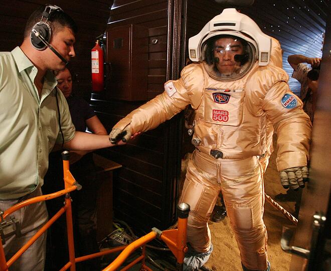 Der italienische «Raumfahrer» Diego Urbani (r) probiert seinen Raumanzug für das Mars 500 Experiment an auf dem Gelände des Institutes für biomedizinische Probleme (IBMP) der russischen Akademie der Wissenschaften in Moskau (Archivfoto vom 24.05.2010).