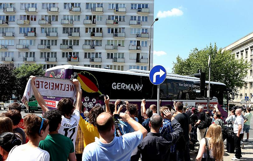 Die ersten Bilder nach der bitteren Niederlage gegen Italien: Löw verlässt das Mannschaftshotel