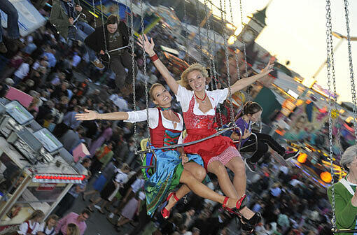 Sport mal anders: Sarah Valentina Winkhaus und Britta Hofmann von Sky-Sport im Karussell.