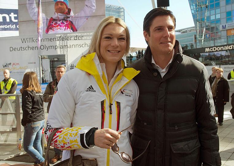 Strahlen in die Kameras: Maria Höfl-Riesch in Begleitung ihres Ehemannes Marcus Höfl.
