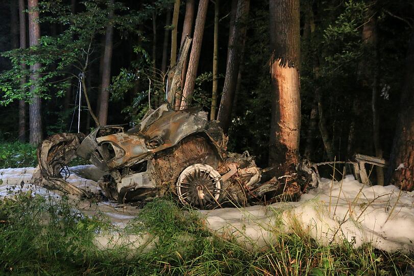 Von dem BMW ist nicht mehr viel zu erkennen. Der Fahrer war sofort tot.