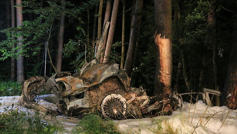 Von dem BMW ist nicht mehr viel zu erkennen. Der Fahrer war sofort tot. Von dem BMW ist nicht mehr viel zu erkennen. Der Fahrer war sofort tot.