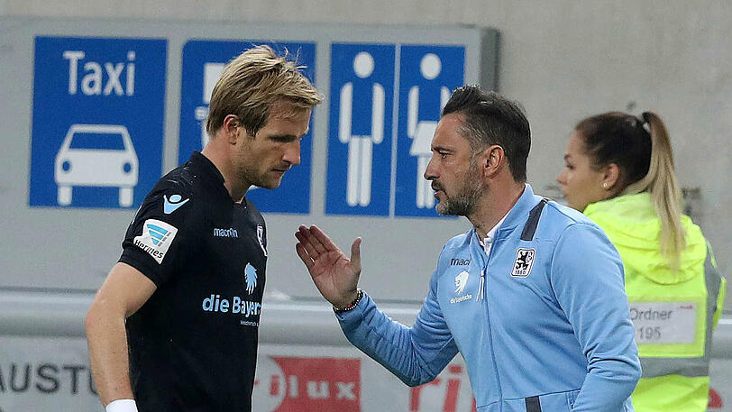 Gut gemacht: Vitor Pereira (r.) beglückwüscht Stefan Aigner.
