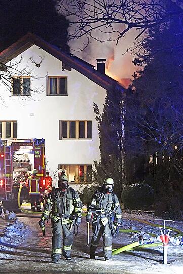 Die Feuerwehr musste bei minus elf Grad gegen die Flammen ankämpfen. Die Bilder vom Einsatz.