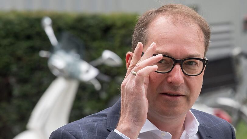 Alexander Dobrindt, Vorsitzender der CSU-Landesgruppe im Deutschen Bundestag, geht zur CSU Parteivorstandssitzung.