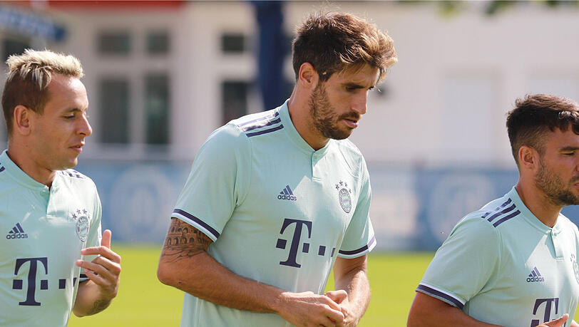 Am Donnerstag trainierten die Bayern schon in den neuen Auswärts-Trikots. Am Donnerstag trainierten die Bayern schon in den neuen Auswärts-Trikots.