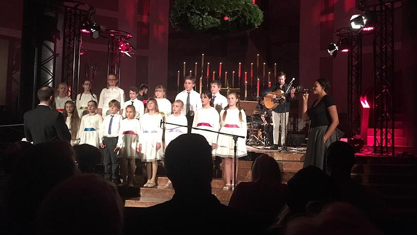 Der Konzertchor der Schule für Chorkunst München zusammen mit Cassandra Steen.