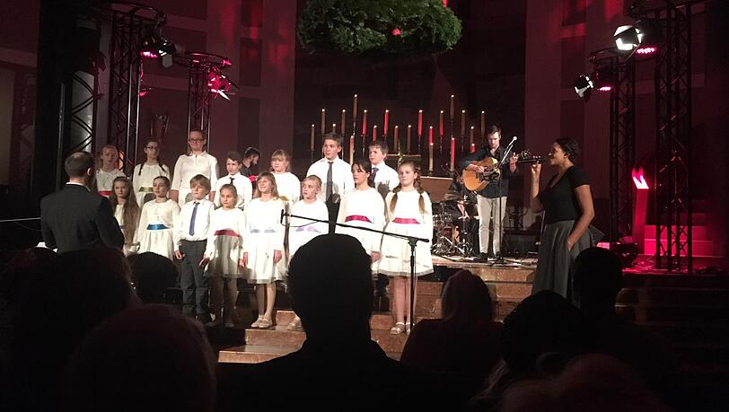 Der Konzertchor der Schule für Chorkunst München zusammen mit Cassandra Steen. Der Konzertchor der Schule für Chorkunst München zusammen mit Cassandra Steen.