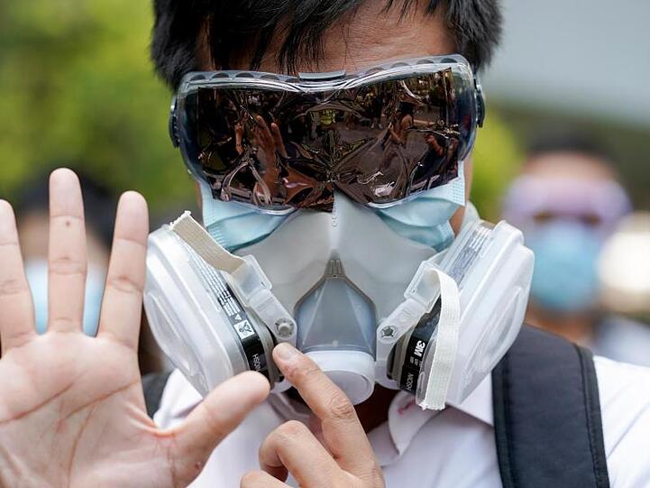 Ein Demonstrant in Hongkong ist vermummt.