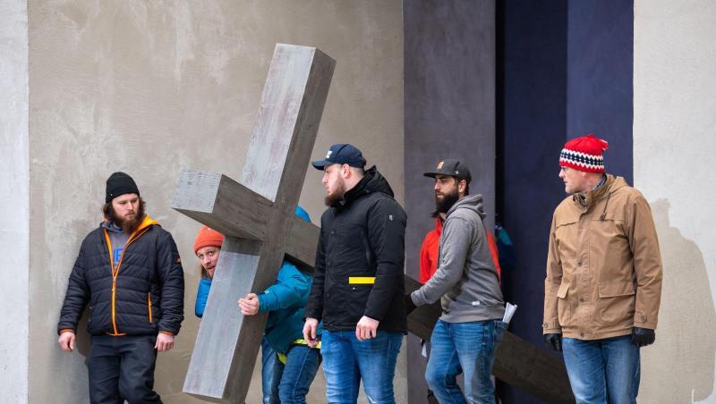 Schauspieler proben auf der Bühne vom Passionsspielhaus Oberammergau für die Passionsspiele.