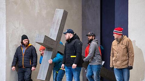 Schauspieler proben auf der Bühne vom Passionsspielhaus Oberammergau für die Passionsspiele.