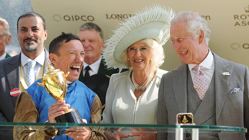 Frankie Dettori bekam von Charles eine Trophäe überreicht Frankie Dettori bekam von Charles eine Trophäe überreicht