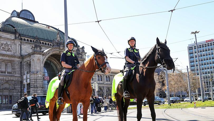 Schon allein wegen ihrer Gr&ouml;&szlig;e sind die beiden Polizeipferde Quickly (l) und Remus (r) von Weitem sichtbar. Das soll Kriminelle abschrecken und B&uuml;rgern ein Gef&uuml;hl von Sicherheit vermitteln.