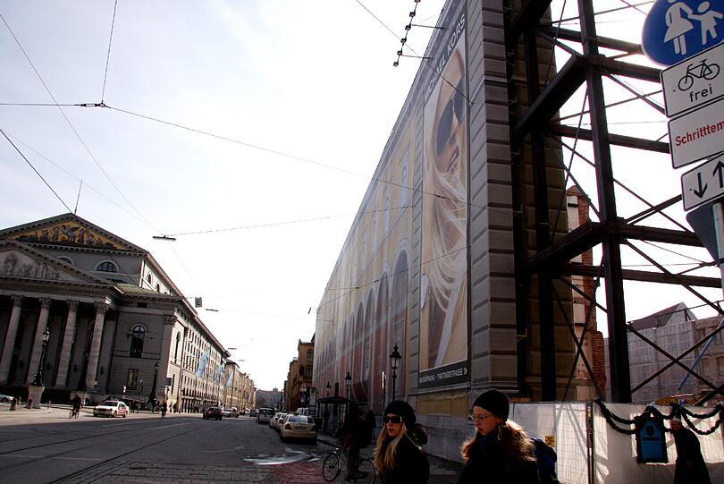 Die ehemalige Residenzpost wird zum "Palais an der Oper". Die neue Fassade ist schon fast fertig.